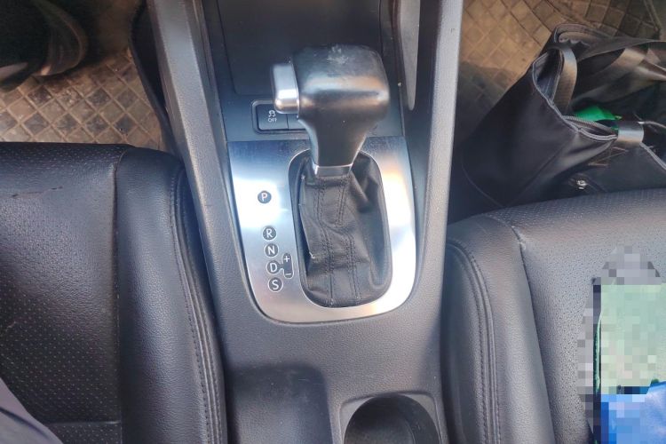 Used Volkswagen Sagitar 2011 1.6L Automatic Comfort Edition Gear Lever