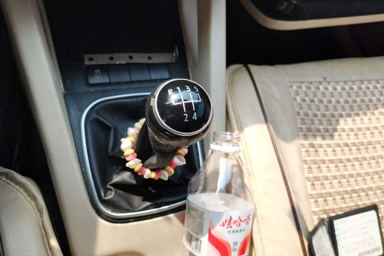 Used Volkswagen Sagitar 2011 1.4 TSI Manual Tech Model Gear Lever
