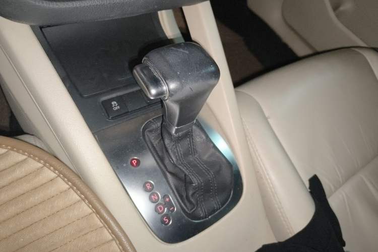Used Volkswagen Sagitar 2011 1.6L Automatic Comfort Edition Gear Lever