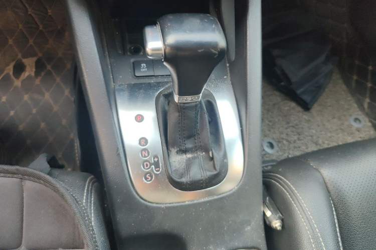Used Volkswagen Sagitar 2011 1.4 TSI Automatic Tech Model Gear Lever