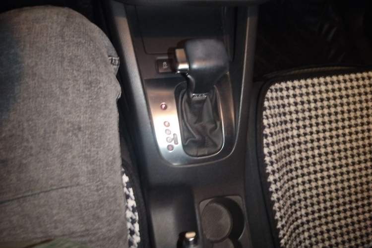 Used Volkswagen Sagitar 2011 1.4 TSI Automatic Tech Model Gear Lever