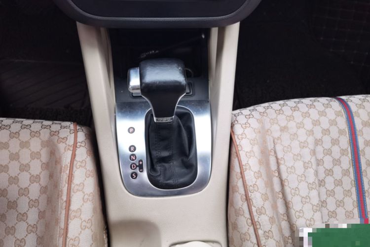 Used Volkswagen Sagitar 2011 1.4 TSI Automatic Tech Model Gear Lever