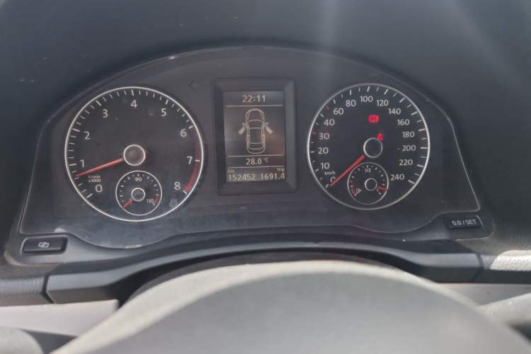 Used Volkswagen Sagitar 2011 1.4 TSI Manual Luxury Edition Instrument Cluster
