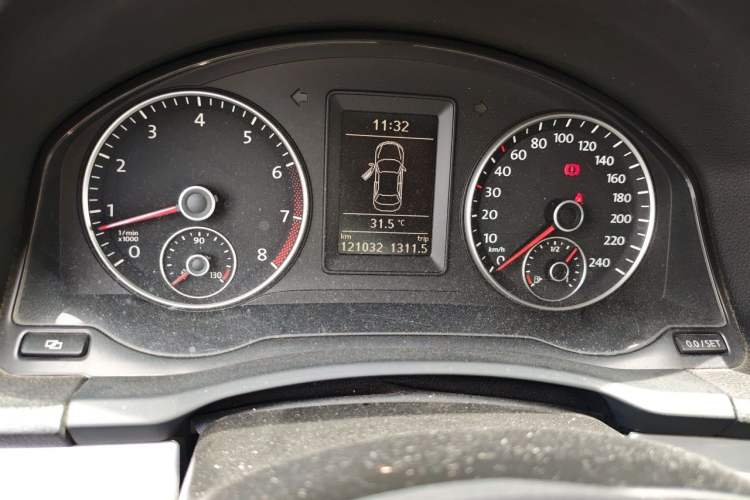 Used Volkswagen Sagitar 2011 1.4 TSI Manual Luxury Edition Odometer Close Up
