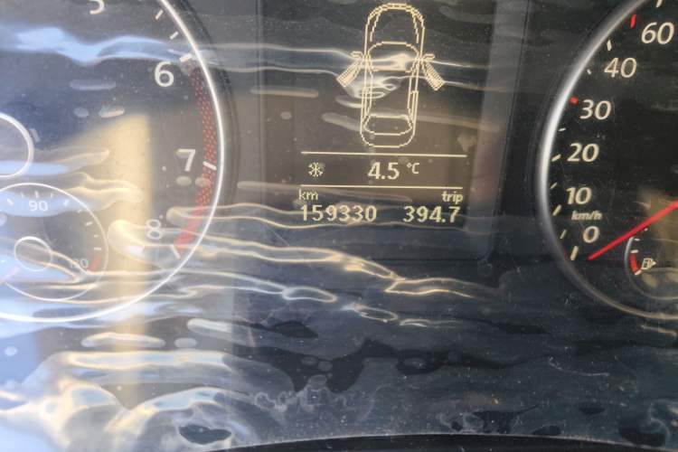 Used Volkswagen Sagitar 2011 1.4 TSI Automatic Tech Model Odometer Close Up