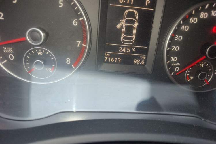 Used Volkswagen Sagitar 2011 1.4 TSI Automatic Tech Model Odometer Close Up
