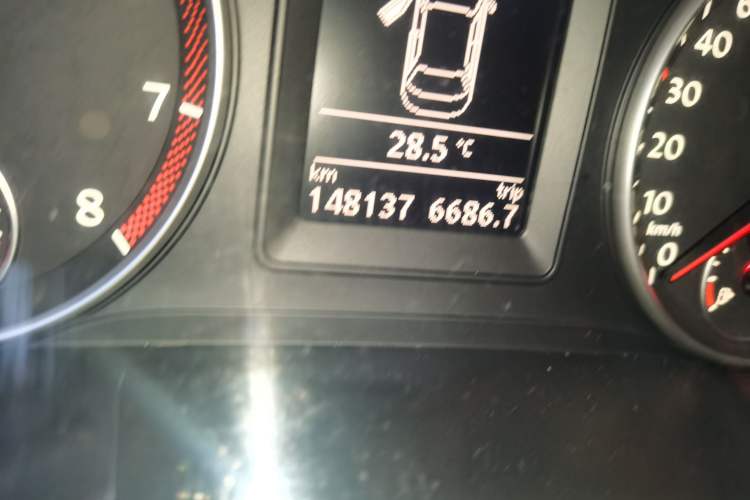 Used Volkswagen Sagitar 2011 1.4 TSI Automatic Luxury Edition Odometer Close Up