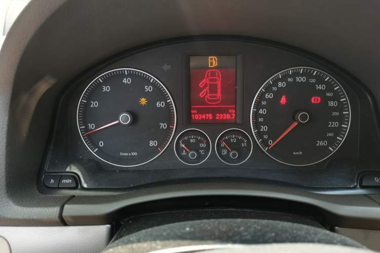 Used Volkswagen Sagitar 2011 1.4 TSI Manual Tech Model Odometer Close Up