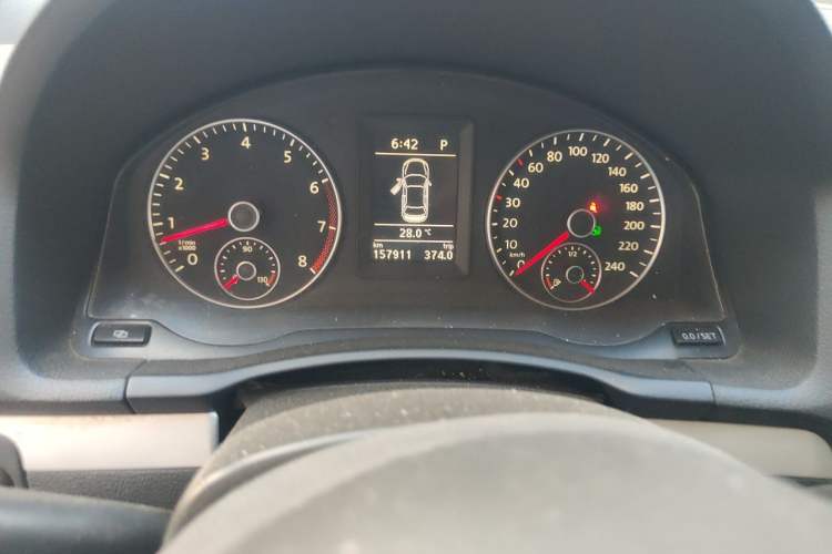 Used Volkswagen Sagitar 2011 1.4 TSI Automatic Tech Model Odometer Close Up