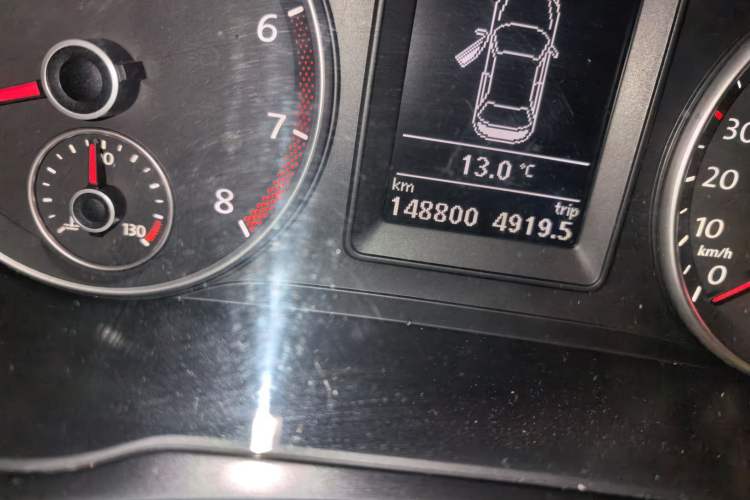 Used Volkswagen Sagitar 2011 1.4 TSI Automatic Luxury Edition Odometer Close Up