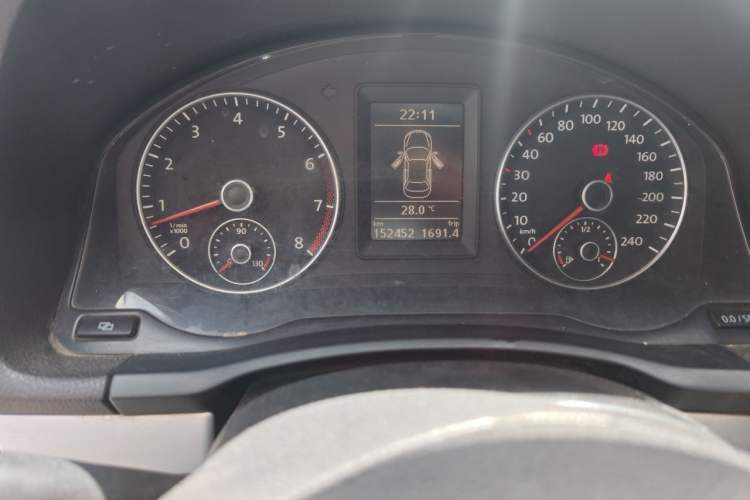 Used Volkswagen Sagitar 2011 1.4 TSI Manual Luxury Edition Odometer Close Up