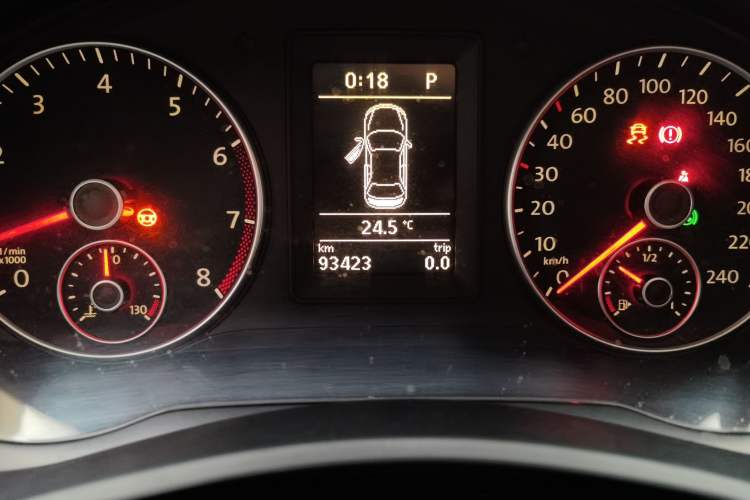 Used Volkswagen Sagitar 2011 1.4 TSI Automatic Tech Model Odometer Close Up
