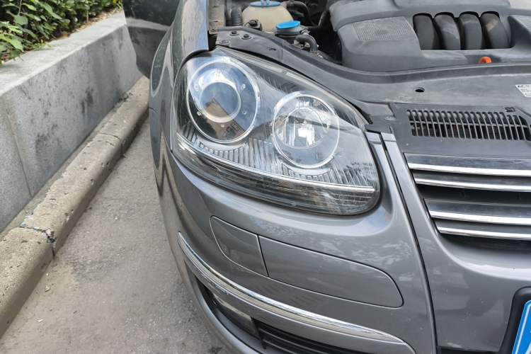 Used Volkswagen Sagitar 2011 1.6L Automatic Special Edition Right Front Headlight