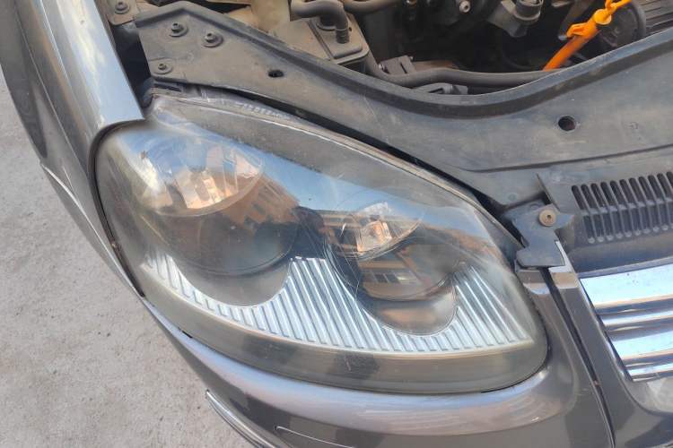 Used Volkswagen Sagitar 2011 1.6L Automatic Comfort Edition Right Front Headlight