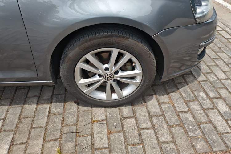 Used Volkswagen Sagitar 2011 1.4 TSI Manual Luxury Edition Right Front Wheel Hub