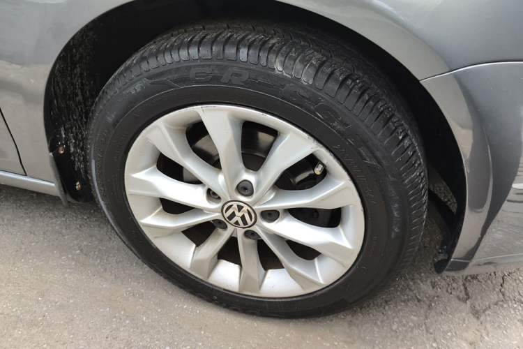 Used Volkswagen Sagitar 2011 1.6L Automatic Special Edition Right Front Wheel Hub