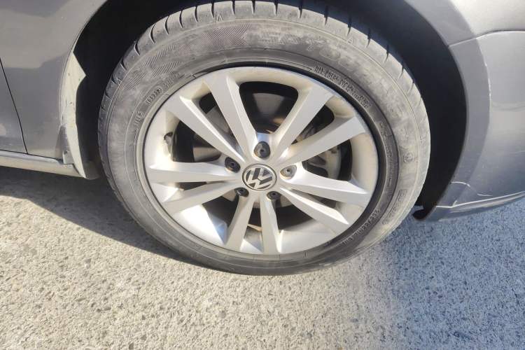 Used Volkswagen Sagitar 2011 1.4 TSI Automatic Tech Model Right Front Wheel Hub