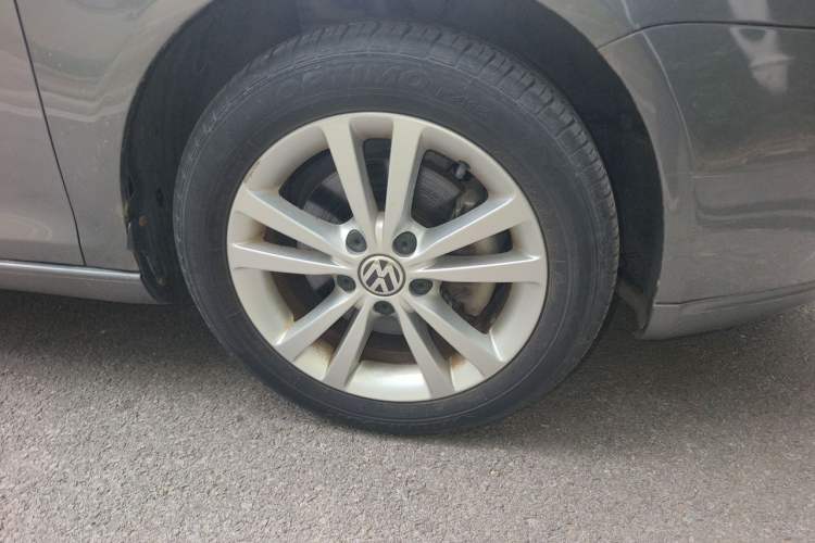 Used Volkswagen Sagitar 2011 1.4 TSI Automatic Tech Model Right Front Wheel Hub