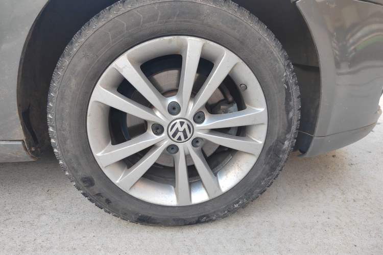 Used Volkswagen Sagitar 2011 1.6L Automatic Comfort Edition Right Front Wheel Hub