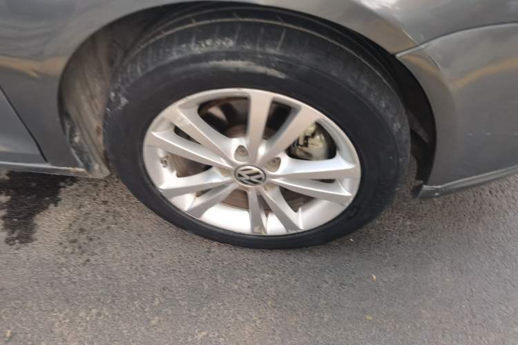 Used Volkswagen Sagitar 2011 1.4 TSI Automatic Luxury Edition Right Front Wheel Hub