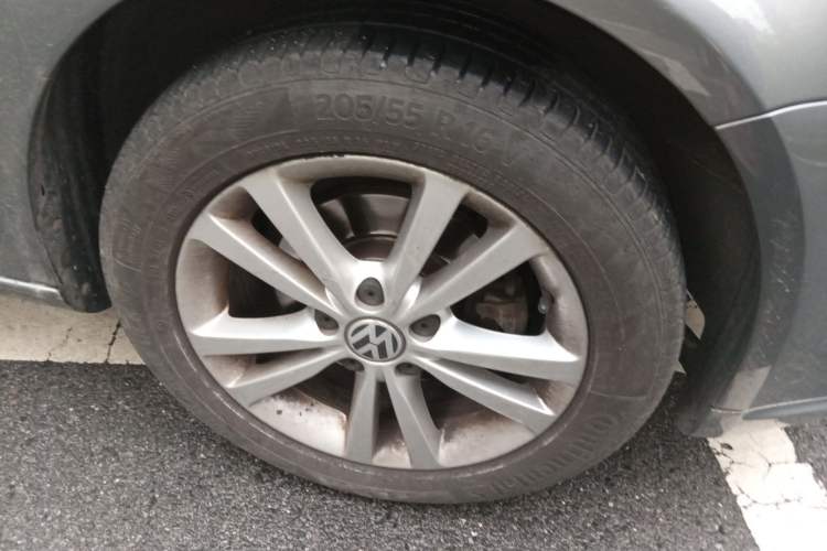 Used Volkswagen Sagitar 2011 1.6L Automatic Comfort Edition Right Front Wheel Hub