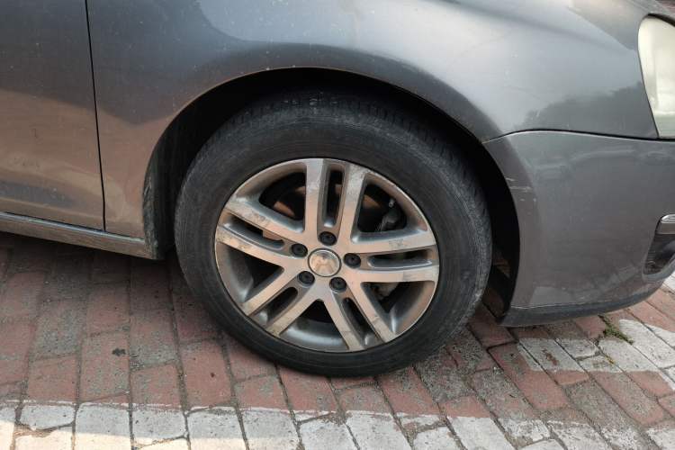 Used Volkswagen Sagitar 2011 1.4 TSI Manual Tech Model Right Front Wheel Hub
