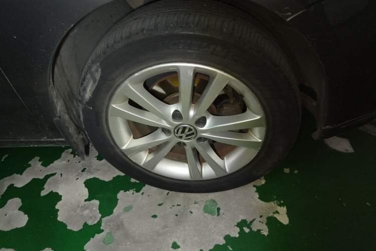 Used Volkswagen Sagitar 2011 1.6L Automatic Comfort Edition Right Front Wheel Hub