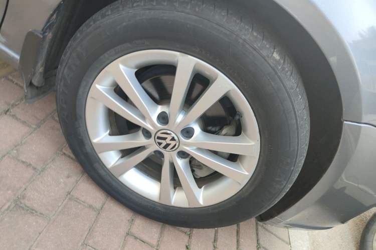 Used Volkswagen Sagitar 2011 1.4 TSI Automatic Tech Model Right Front Wheel Hub