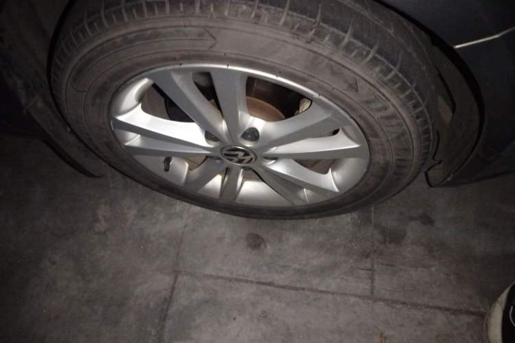 Used Volkswagen Sagitar 2011 1.4 TSI Automatic Tech Model Right Front Wheel Hub