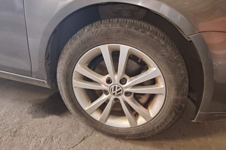 Used Volkswagen Sagitar 2011 1.4 TSI Manual Luxury Edition Right Front Wheel Hub