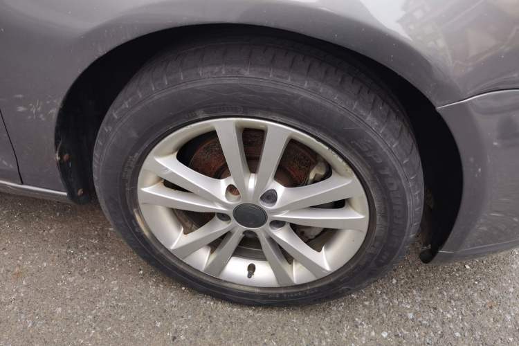 Used Volkswagen Sagitar 2011 1.4 TSI Automatic Tech Model Right Front Wheel Hub