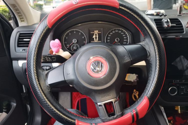 Used Volkswagen Sagitar 2011 1.4 TSI Automatic Luxury Edition Steering Wheel