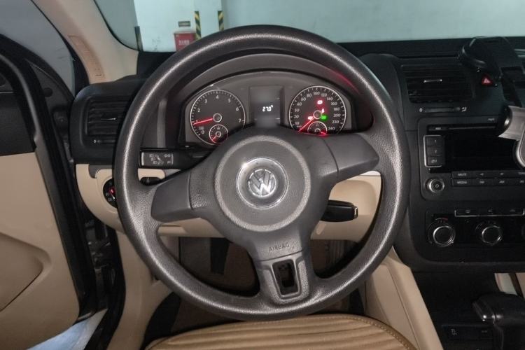 Used Volkswagen Sagitar 2011 1.6L Automatic Comfort Edition Steering Wheel