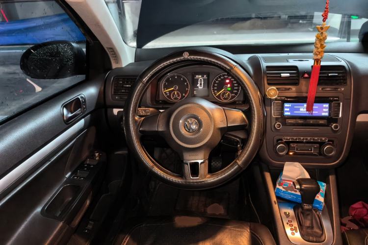 Used Volkswagen Sagitar 2011 1.4 TSI Automatic Luxury Edition Steering Wheel
