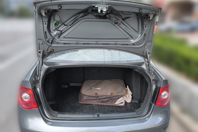 Used Volkswagen Sagitar 2011 1.6L Automatic Special Edition Trunk