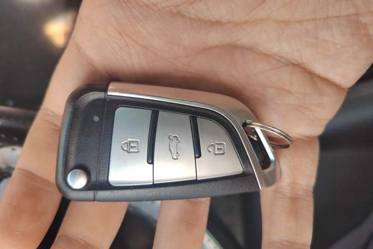 Used Volkswagen Sagitar 2011 1.6L Automatic Comfort Edition Vehicle Key