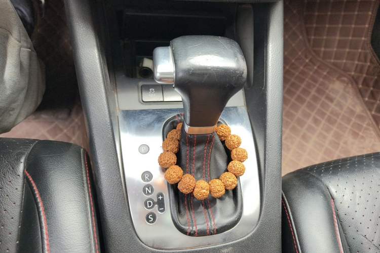Used Volkswagen Sagitar 2011 1.8TSI Automatic Champion Edition Gear Lever