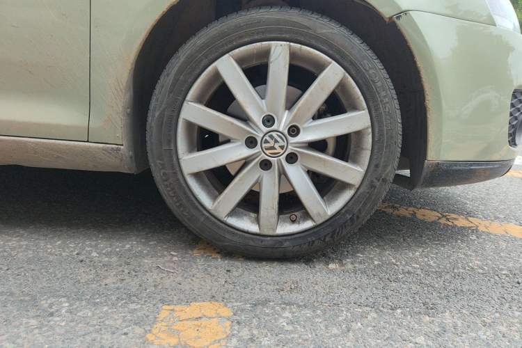 Used Volkswagen Sagitar 2011 1.8TSI Automatic Champion Edition Right Front Wheel Hub