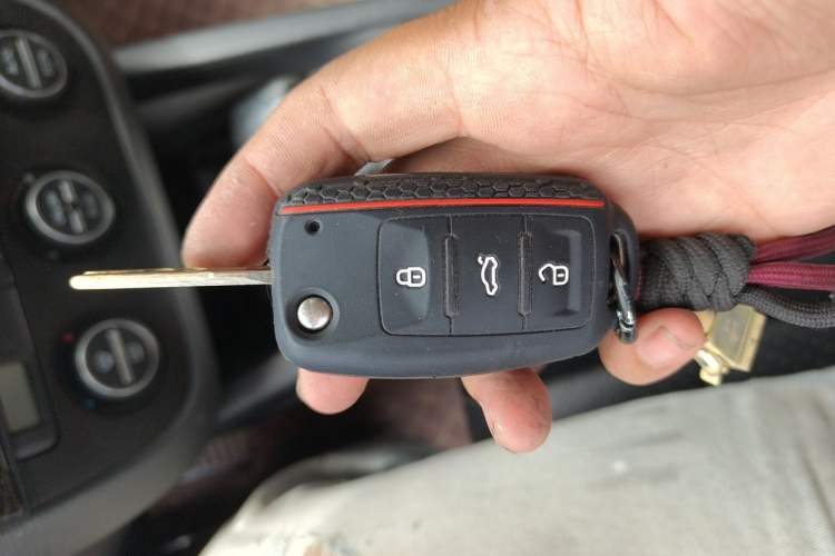 Used Volkswagen Sagitar 2011 1.8TSI Automatic Champion Edition Vehicle Key