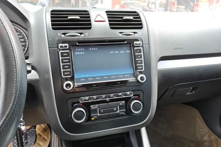 Used Volkswagen Sagitar 2011 1.4 TSI Automatic Luxury Edition Audio And AC Panel