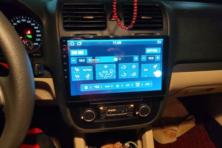 Used Volkswagen Sagitar 2011 1.4 TSI Automatic Luxury Edition Audio And AC Panel