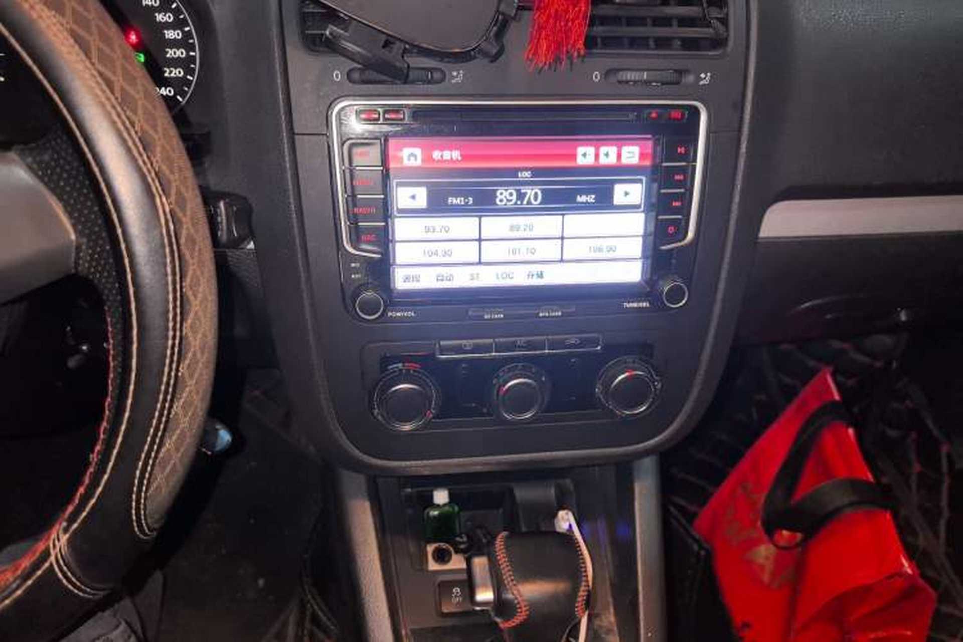 Used Volkswagen Sagitar 2011 1.6L Automatic Comfort Edition Audio And AC Panel