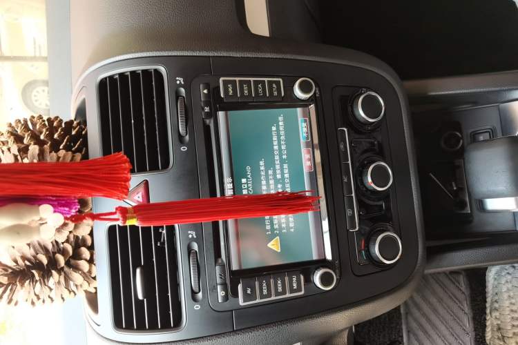 Used Volkswagen Sagitar 2011 1.6L Automatic Fashion Edition Audio And AC Panel