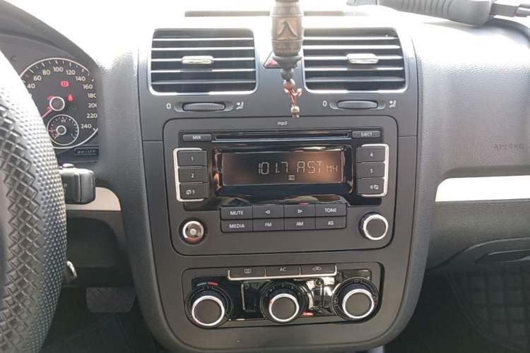 Used Volkswagen Sagitar 2011 1.6L Automatic Comfort Edition Audio And AC Panel