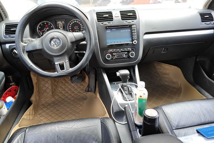 Used Volkswagen Sagitar 2011 1.4 TSI Automatic Luxury Edition Center Console