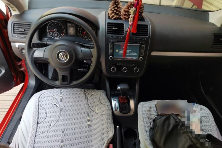 Used Volkswagen Sagitar 2011 1.6L Automatic Fashion Edition Center Console