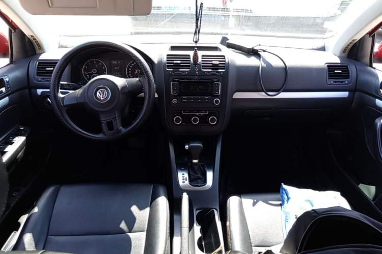 Used Volkswagen Sagitar 2011 1.6L Automatic Comfort Edition Center Console