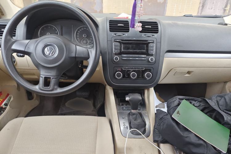 Used Volkswagen Sagitar 2011 1.6L Automatic Comfort Edition Center Console