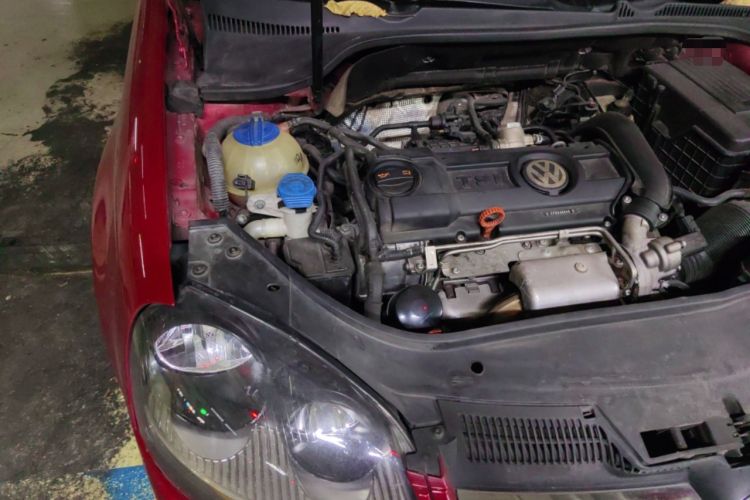 Used Volkswagen Sagitar 2011 1.4 TSI Automatic Luxury Edition Engine Bay Right