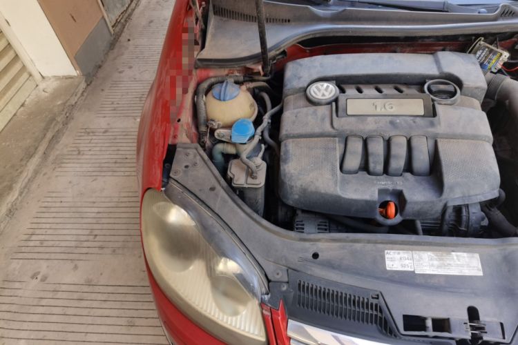 Used Volkswagen Sagitar 2011 1.6L Automatic Fashion Edition Engine Bay Right